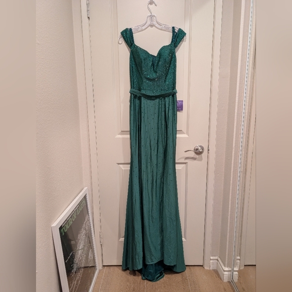 Ladivine by Cinderella Divine Off the Shoulder Emerald Green Gown Size 6 - Picture 3 of 11